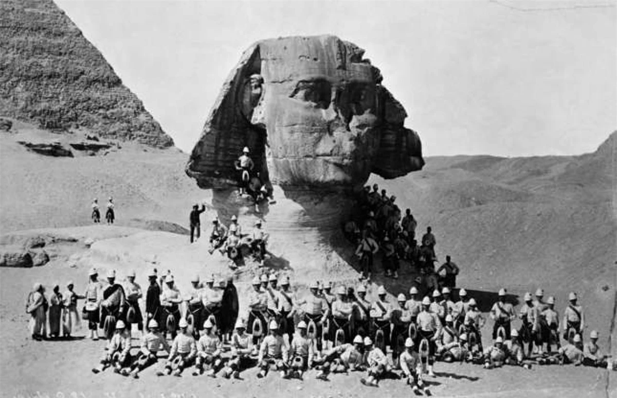 Tượng Nhân sư lớn của Ai Cập ở Cao nguyên Giza là một bức tượng khổng lồ với chiều dài 73m, chiều cao là 20m và được xây dựng dưới thời Vua Khafre trị vì cách đây 4.500 năm. Trong ảnh là cảnh quân đội Anh tập trung quanh bức tượng này sau trận chiến Tel-El-Kebir năm 1882.