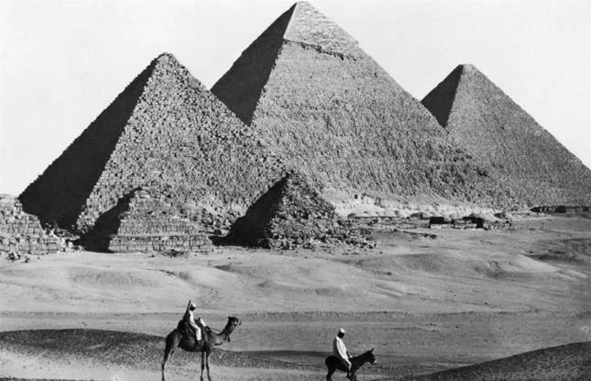 Nếu bức ảnh này không phải ảnh đen trắng, bạn có lẽ nghĩa rằng đây là một bức ảnh được chụp ngày nay. Điều đó là bởi Kim tự tháp Giza - được xây dựng cách đây 4.500 năm hầu như không thay đổi gì trong hàng thế kỷ qua.