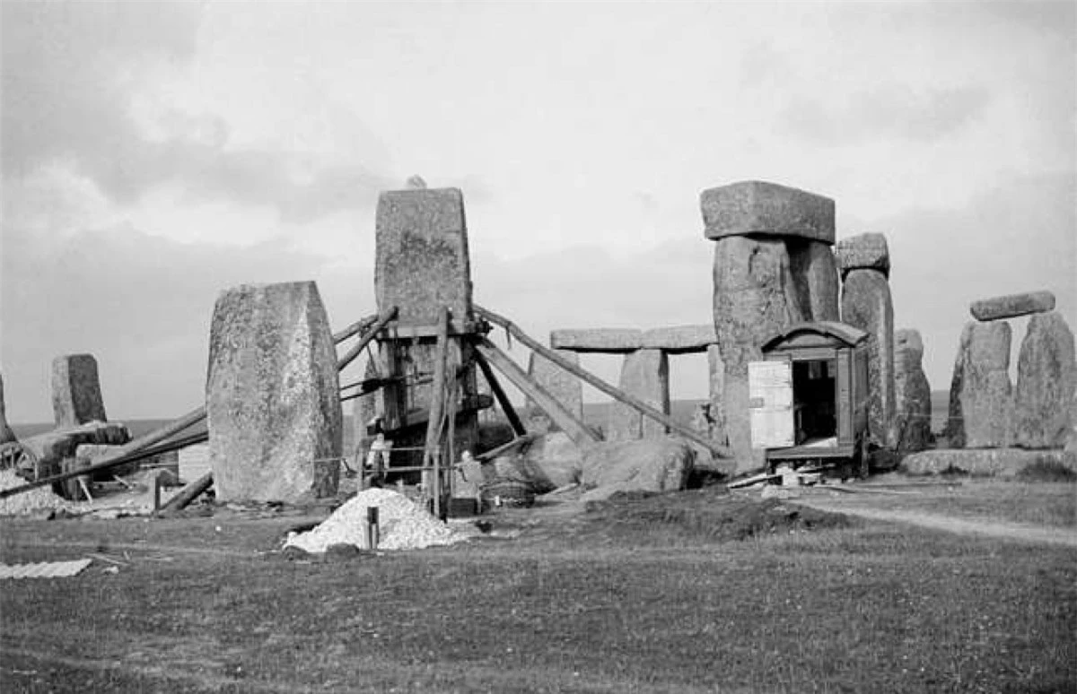 Vòng tròn đá khổng lồ Stonehenge ở Somerset, Anh được cho là có từ khoảng cách đây 4.500 năm song mục đích và chức năng của nó vẫn là một bí ẩn. Những khối đá này được sắp xếp cẩn thận theo sự chuyển động của mặt trời nên chúng có thể là một loại lịch thời đồ đá hoặc là một địa điểm thờ phụng hay nơi chôn cất. Trong thế kỷ qua, địa điểm này đã được khôi phục và nghiên cứu thêm.