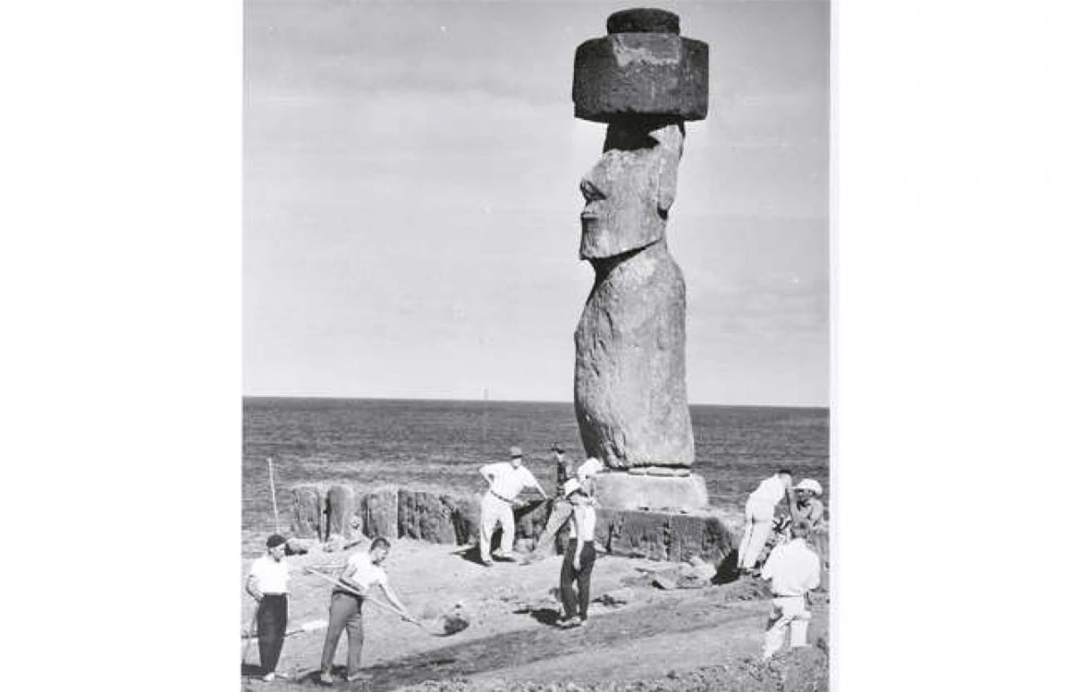 Những bức tượng hình mặt người (được gọi là Moai) nằm rải rác khắp Đảo Phục Sinh của Chile đã tồn tại trong nhiều thế kỷ qua. Bức tượng cao nhất có thể cao tới 9m và không rõ những bức tượng này đã được xây dựng như thế nào. Các nhà khảo cổ học hiện đại đang tìm hiểu lý do những bức tượng này được xây dựng. Một số nghiên cứu gần đây cho rằng, các địa điểm đặt những bức tượng có liên hệ với nguồn nước ngọt.