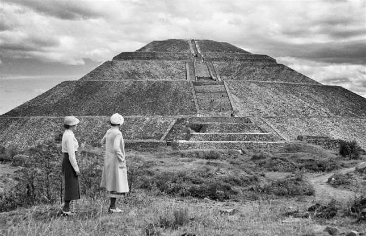 Nằm cách thành phố Mexico khoảng 48km về phía đông bắc là thành phố cổ Teotihuacán và hàng loạt di tích lịch sử. Trong số đó có Kim tự tháp Mặt Trời - một công trình cao tới 66m và được cho là có từ khoảng năm 100 sau Công nguyên.