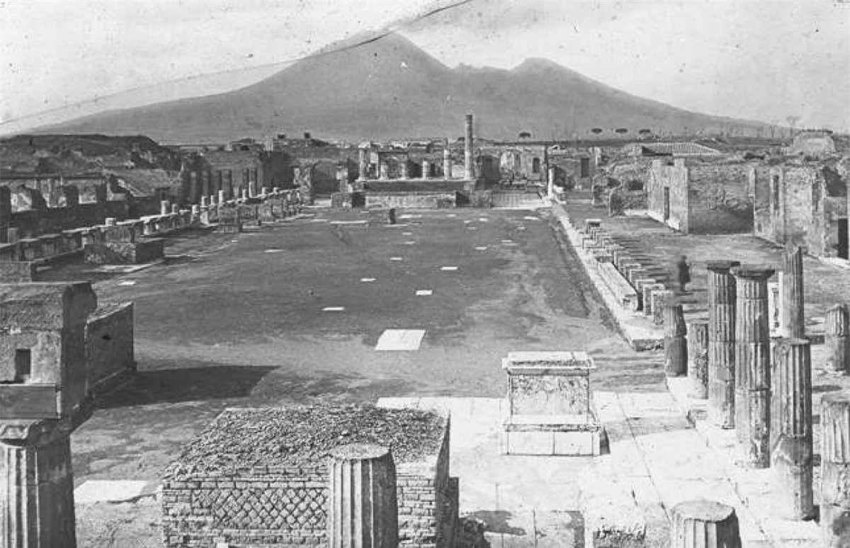 Là một trong những thành phố bị phá hủy nổi tiếng nhất thế giới, Pompei từng bị nuốt chửng bởi nham thạch và tro bụi khi Núi lửa Vesuvius phun trào năm 79 sau Công nguyên. Trước khi thảm kịch trên xảy ra, thành phố này từng là một trung tâm thương mại và văn hóa phát triển. Khi tàn tích của Pompei được phát hiện vào thế kỷ 16, chúng gần như vẫn được bảo quản đến mức khó tin nhờ lớp tro bụi phong kín trong hàng thiên niên kỷ.