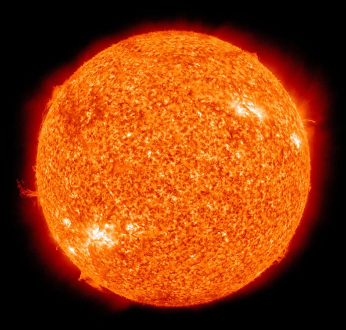 Bởi vì phải mất hơn 8 phút để ánh sáng từ Mặt trời đến Trái đất nên chúng ta sẽ không nhận thấy ngay sự thay đổi đột ngột của Mặt trời ngay khi nó phát nổ./.