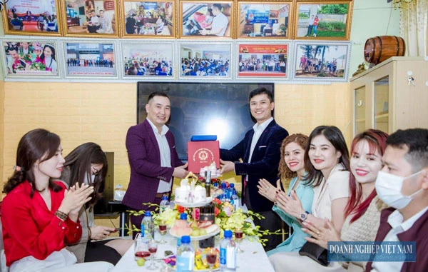 Chủ tịch HHDN TP Thanh Hóa tặng quà lưu niệm cho Giám đốc Nguyễn Văn Tĩnh.
