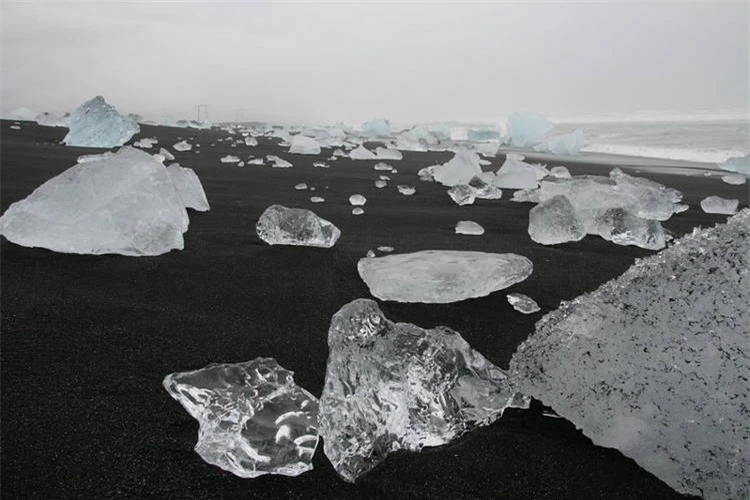 Bãi biển “kim cương” thu hút khách du lịch ở Iceland