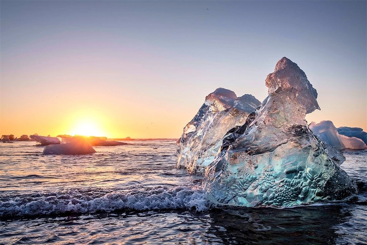 Bãi biển “kim cương” thu hút khách du lịch ở Iceland