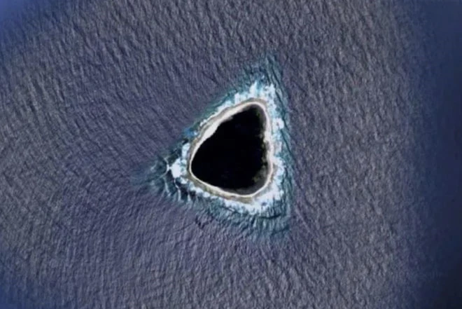 Hòn đảo trên Google Maps giống như một hố đen khi nhìn từ trên cao xuống. Ảnh: Business Insider.