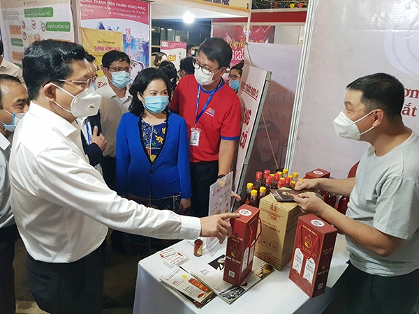 Phó Chủ tịch UBND TP Đà Nẵng Trần Phước Sơn cùng lãnh đạo Sở Công Thương đến thăm và động viên cơ sở sản xuất nước mắm truyền thống Nam Ô tham dự Tuần lễ khuyến mại kích cầu mua sắm vừa được tổ chức từ ngày 4 - 10/11/2021