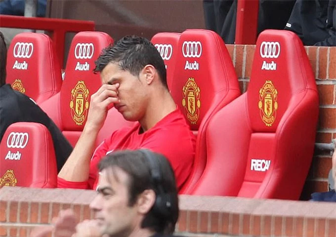Ronaldo rớm nước mắt khi bị Sir Alex thay ra