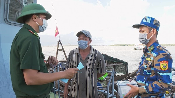 - Ảnh 1: BĐBP Sóc Trăng phát tờ rơi tuyên truyền cho ngư dân về các quy định chống khai thác hải sản bất hợp pháp.