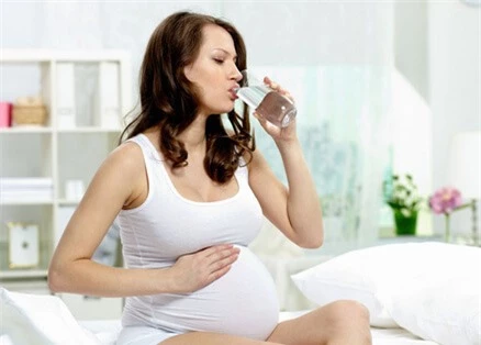 Uống đủ nước giúp mẹ bầu vượt cạn dễ dàng