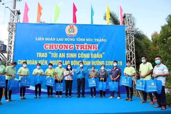 Trao tặng túi an sinh công đoàn cho người lao động bị ảnh hưởng dịch COVID-19.