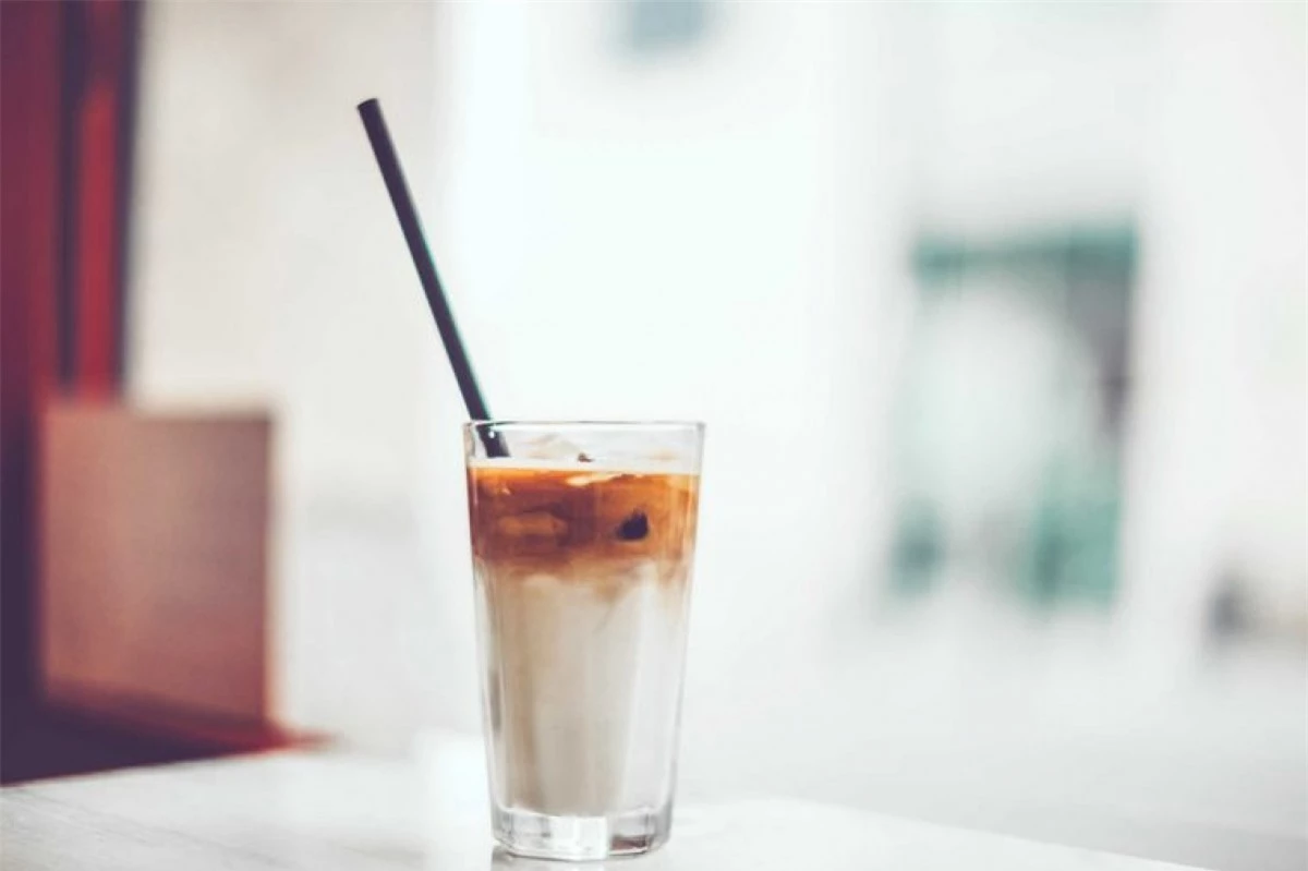 Dùng ống hút: Việc dùng uống hút để uống cà phê giúp cà phê ít tiếp xúc với răng hơn, từ đó ít có cơ hội làm xỉn màu răng hơn. Thường chỉ có những người uống cà phê lạnh mới dùng ống hút, nhưng bạn cũng có thể dùng ống hút khi uống cà phê nóng.