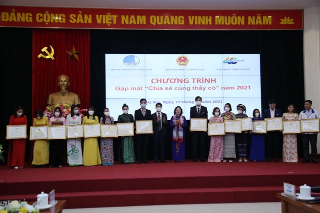 Các giáo viên tiêu biểu chụp ảnh lưu niệm cùng lãnh đạo Bộ GD-ĐT và Hội LHTN Việt Nam.