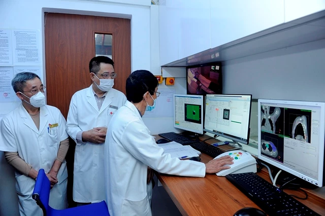 Các bác sĩ Trung tâm Xạ trị Hưng Việt đang phân tích hình ảnh xạ trị ung thư cho bệnh nhân. Ảnh: Đăng Khoa