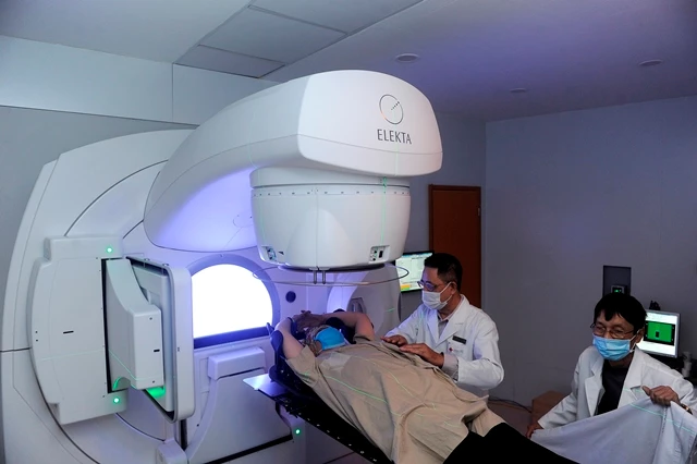 Bệnh nhân ung thư được xạ trị bằng máy gia tốc tuyến tính thế hệ mới do hãng Elekta sản xuất tại Anh. Ảnh: Đăng Khoa