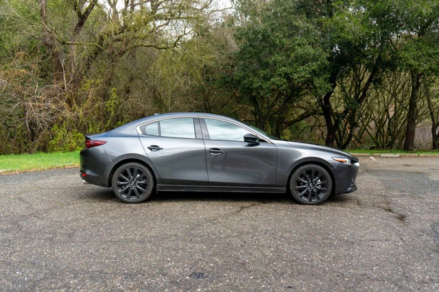 8. Mazda3 (doanh số: 149 nghìn chiếc, chiếm 2,3% thị phần).