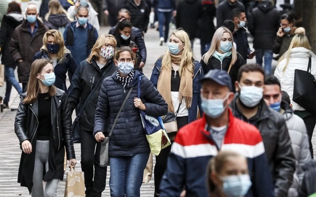 Người dân phải đeo khẩu trang khi đến một khu phố mua sắm trong khu vực có nguy cơ lây nhiễm cao ở Gelsenkirchen, Đức. Ảnh: AP