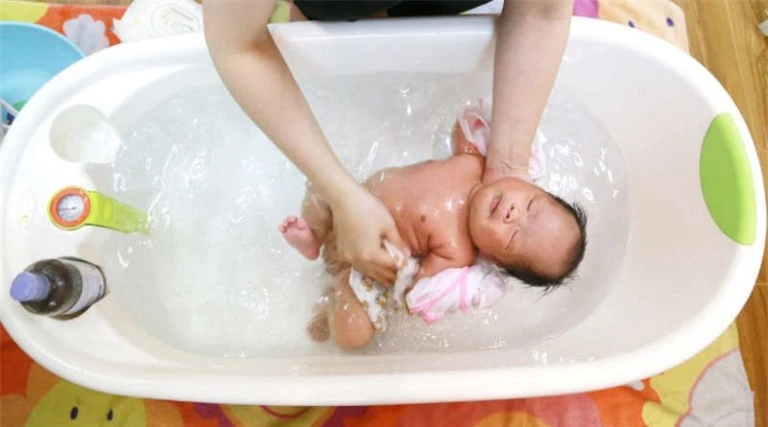 Trẻ sơ sinh nên tắm lần đầu tiên khi nào?
