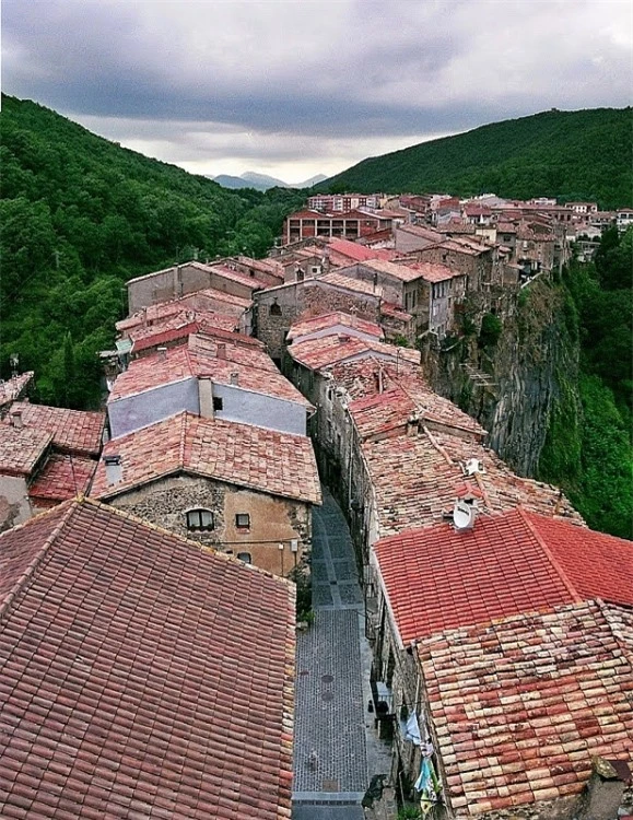 Castellfollit de la Roca – Ngôi làng cheo leo trên vách đá