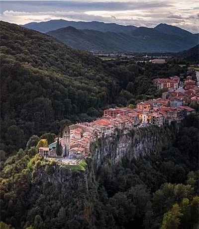 Castellfollit de la Roca – Ngôi làng cheo leo trên vách đá