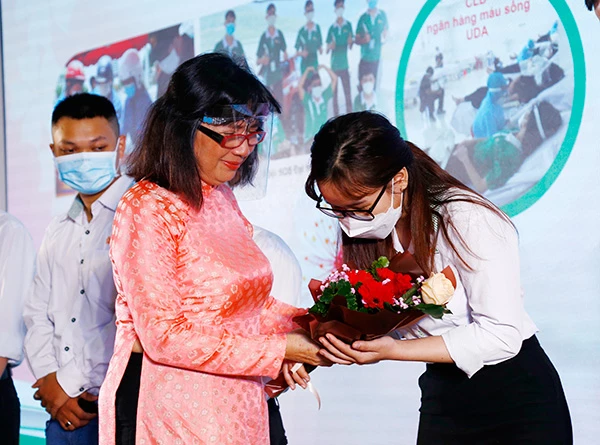 TS Nguyễn Thị Anh Đào, Hiệu trưởng Đại học Đông Á tặng hoa vinh danh các sinh viên tham gia tích cực các hoạt động tình nguyện vì cộng đồng