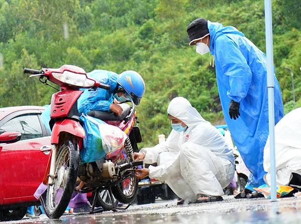 Sinh viên Đại học Đông Á tình nguyện sửa xe máy cho người dân từ các tỉnh phía Nam về quê tránh dịch COVID-19 ngang qua đèo Hải Vân