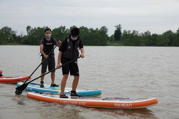 Nhiều bạn trẻ Cần Thơ hào hứng trải nghiệm môn thể thao "lạ" này.