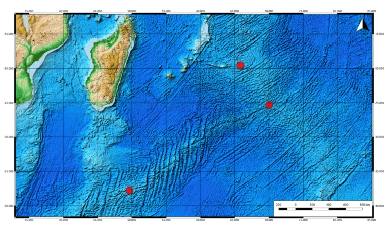 Tọa độ của các miệng phun thủy nhiệt Kairei, Solitaire và Longqi nơi ốc núi lửa trú ngụ.