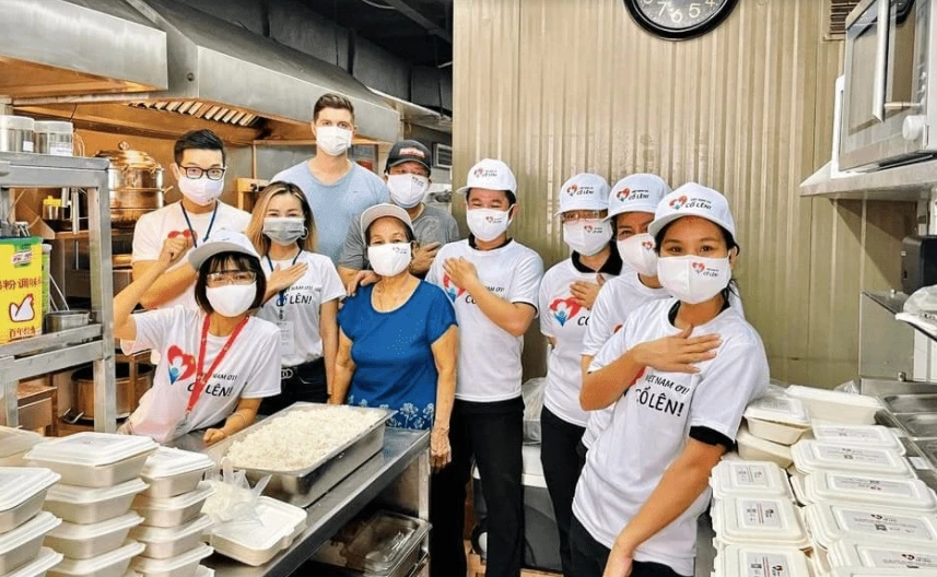 Nhân viên của Lion City tham gia nấu ăn thiện nguyện cho bệnh viện điều trị COVID-19.