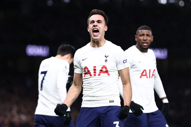 Niềm vui của Reguilon sau khi ghi bàn ấn định thắng lợi cho Tottenham