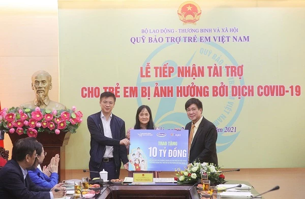 Năm 2021, Vinamilk đóng góp 10 tỷ đồng để góp vaccine cho trẻ em và hỗ trợ các em bị tác động bởi Covid-19 qua chiến dịch “Bạn khỏe mạnh, Việt Nam khỏe mạnh”.