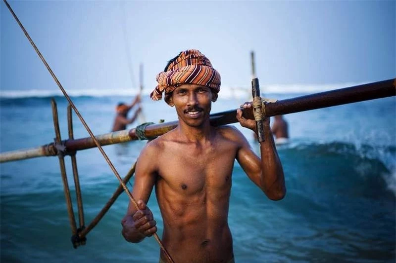 Nghệ thuật câu cá trên cà kheo của các ngư dân Sri Lanka