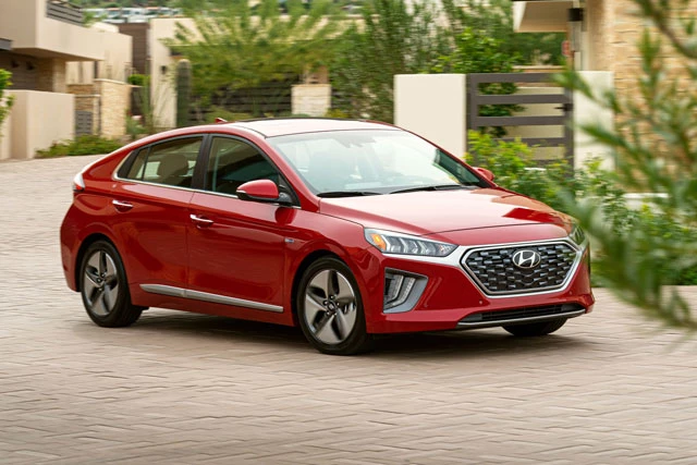 1. Hyundai Ioniq 2022 (mức tiêu hao nhiên liệu ở đường hỗn hợp: 3,99 lít/100 km).