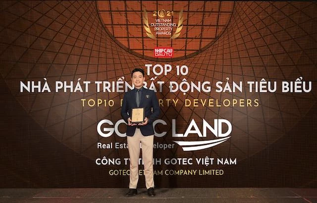 Đại diện Gotec Land nhận giải "Nhà phát triển bất động sản tiêu biểu 2021". (Ảnh: Gotec Land)