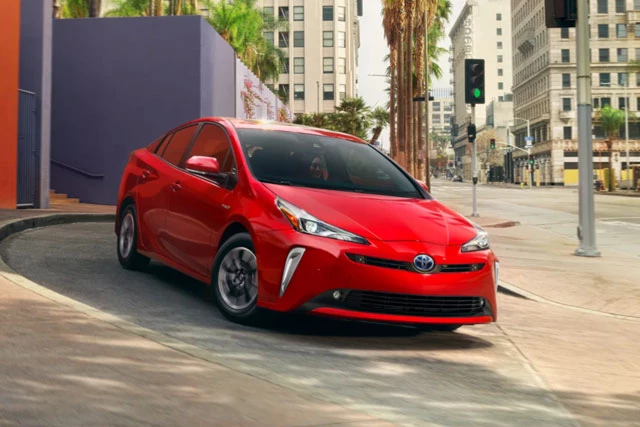 2. Toyota Prius 2022 (mức tiêu hao nhiên liệu ở đường hỗn hợp: 4,2 lít/100 km).