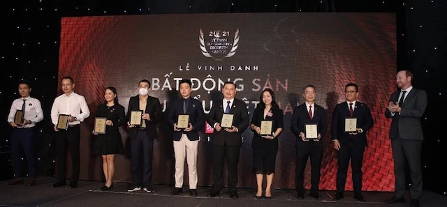 Đại diện Gotec Land (thứ 5 từ trái qua) trong lễ vinh danh "Bất động sản tiêu biểu Việt Nam 2021". (Ảnh: Gotec Land)