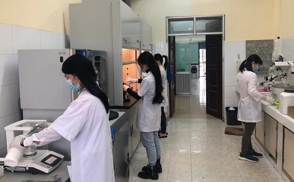 Việt Nam tổng hợp thành công hợp chất sản xuất thuốc điều trị COVID-19 giá rẻ.