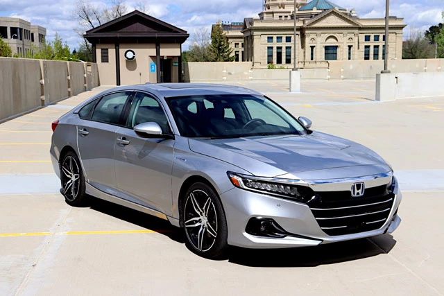 8. Honda Accord Hybrid 2021 (mức tiêu hao nhiên liệu ở đường hỗn hợp: 4,9 lít/100 km).