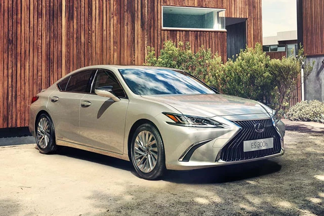 =9. Lexus ES Hybrid 2021 (mức tiêu hao nhiên liệu ở đường hỗn hợp: 5,35 lít/100 km).