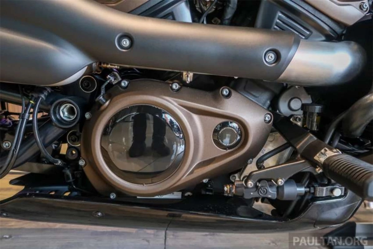 Giống như những mẫu Harley-Davidson khác, động cơ được kết hợp với hộp số 6 cấp và dẫn động bằng đai.