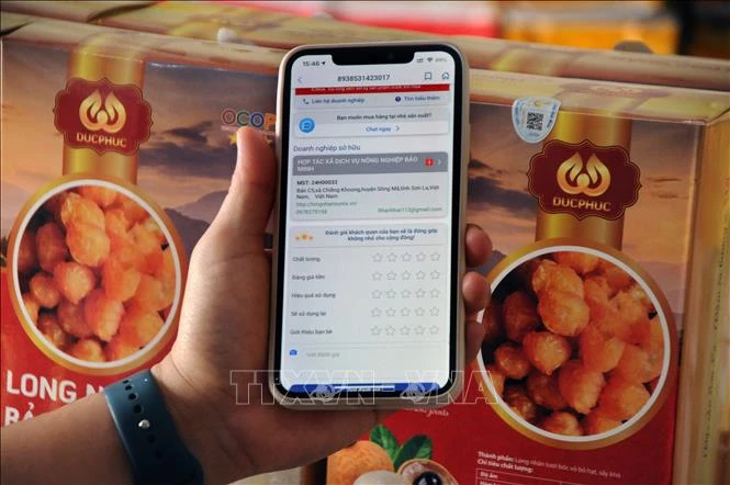 Dùng công nghệ số truy xuất nguồn gốc nông sản. Ảnh: TTXVN.