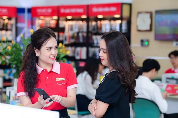 Dự kiến hết năm doanh thu Viettel Store đạt 7.400 tỷ đồng, hoàn thành 134% kế hoạch, tăng trưởng 56% so với cùng kỳ.