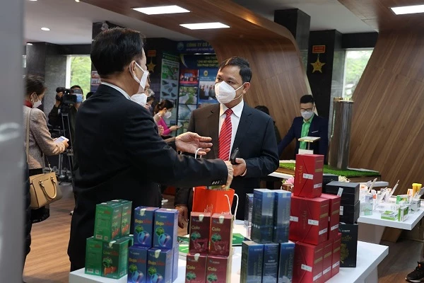 Ông Phù Tường Nguyên Dũng, Chủ tịch Công ty cổ phần Sa Sâm Việt (bên trái) giới thiệu về các sản phẩm được chiết xuất từ Sa Sâm.