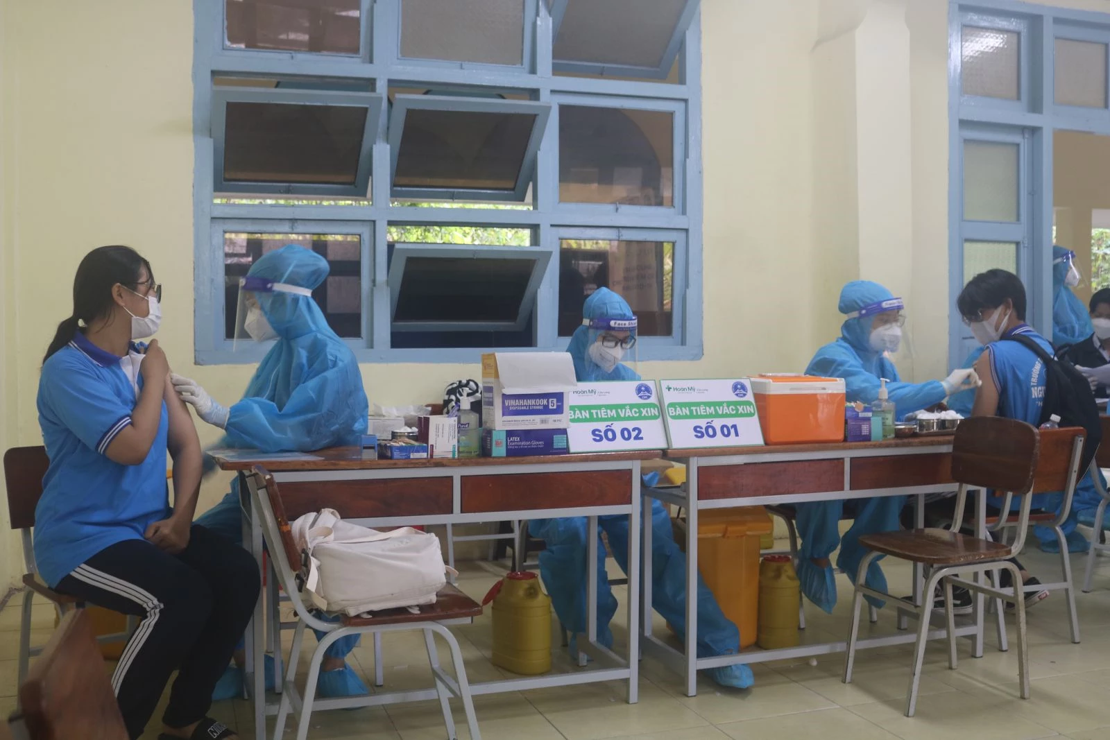 Tiêm vaccine phòng COVID-19 cho học sinh tại TP Cần Thơ Ảnh: báo Cần Thơ