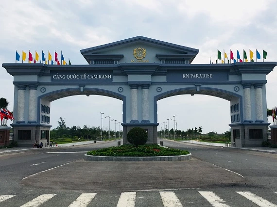 Cổng chào dự án KN Paradise được dựng lên trên nền đất quốc phòng, ngay cạnh sân bay Quốc tế Cam Ranh