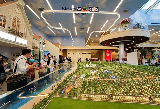NovaWorld Phan Thiet đang nhận được sự quan tâm từ giới đầu tư nhờ quy mô lớn và được tích hợp đầy đủ các tiện ích du lịch – ẩm thực – giải trí. (Ảnh sa bàn dự án tại Novaland Gallery).