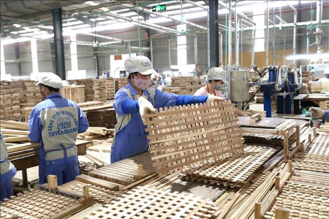 Sản phẩm đồ gỗ xuất khẩu sang Thụy Sỹ tại nhà máy của Công ty CP Woodsland Tuyên Quang. Ảnh tư liệu: TTXVN
