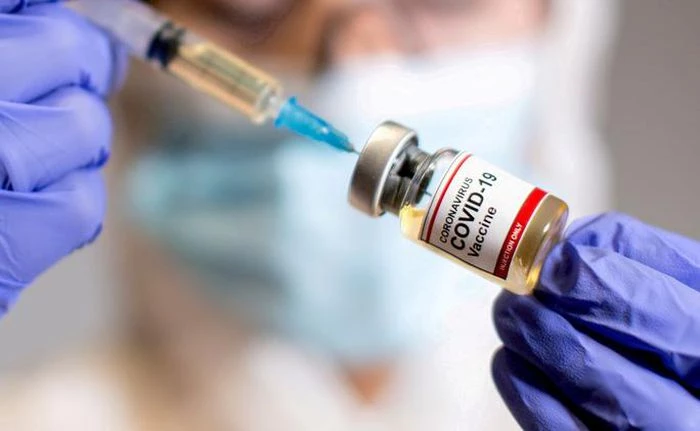 Ở thời điểm hiện tại, vắc-xin vẫn được xem là công cụ hiệu quả nhất để đối phó với các biến thể. Ảnh: Reuters