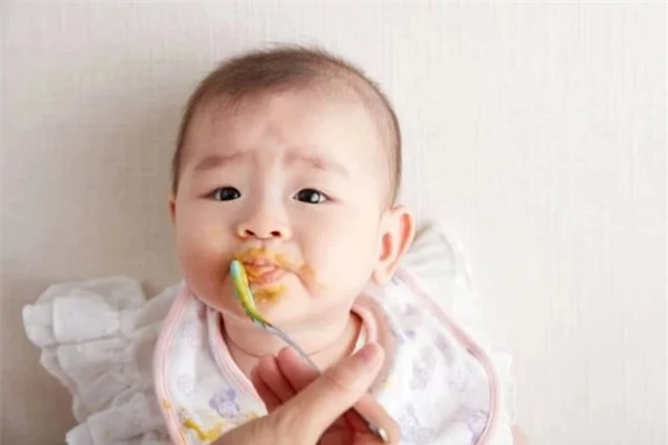 Cho bé 2 tháng tuổi ăn chuối nghiền: Bác sỹ nói gì?
